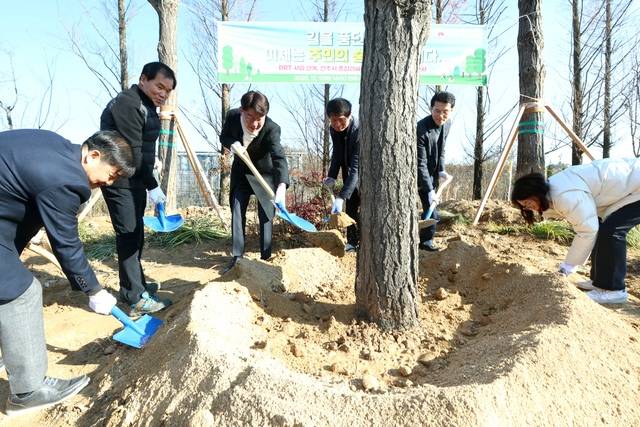 우범기 전주시장 등 전주시 관계자들이 9일 종합리싸이클링타운에 나무를 옮겨 심고 있다. /전주시