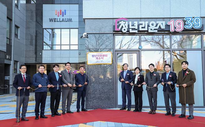 '주거특화형 청년지원센터 개소식'이 9일 울산권 LH주거복지지사(울산 남구 돋질로 220)에서 개최된 가운데 김두겸 울산시장, 오주헌 LH공공주택본부장, 최희숙 한국토지주택공사 부산울산지역본부장, 권순용·방인섭 시의원, 임현철 울산시 대변인 등이 현판 제막식을 하고 있다. 이수화 기자