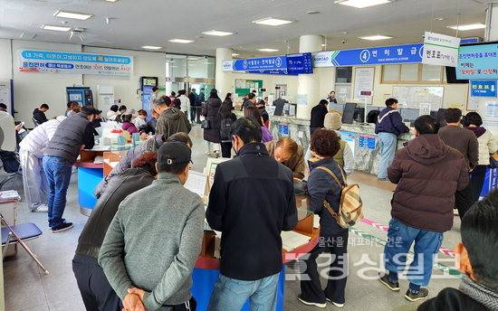 ▲ 연말 운전면허 갱신을 위한 민원인들이 한꺼번에 몰리면서 8일 울산운전면허시험장이 북새통을 이루고 있다. 김동수기자
