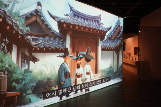 전시실 한 편에서 상영되는 3분 분량의 만화. 암행어사로 임명된 관리가 수행하게 되는 일을 누구나 쉽게 이해할 수 있도록 제작했다. 백지영기자