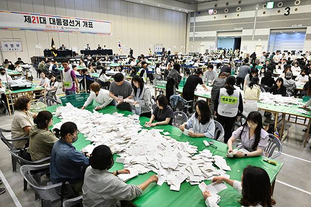 제21대 대통령 선거일인 6월 3일 창원컨벤션센터에 마련된 창원의창구 개표소에서 개표 작업이 이뤄지고 있다./경남신문 DB/