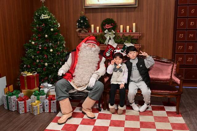 산타클로스 스튜디오에서 산타와 기념촬영하는 어린이들. 봉화군 제공