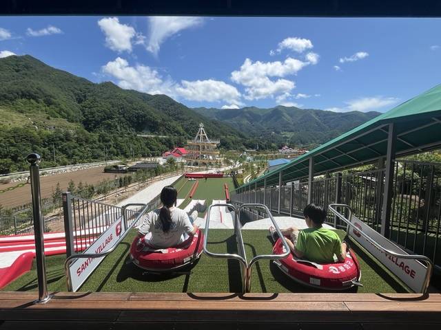 사계절 썰매장에서 방문객이 튜브썰매를 체험하고 있다. 봉화군 제공