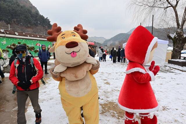 눈 내린 분천산타마을에서 산타·루돌프 캐릭터가 방문객을 맞고 있다. 봉화군 제공