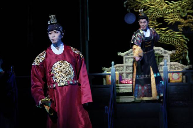 뮤지컬 '한복 입은 남자' 출연 배우들이 9일 서울 중구 충무아트센터 대극장에서 주요 장면 시연을 하고 있다. (사진=뉴시스)