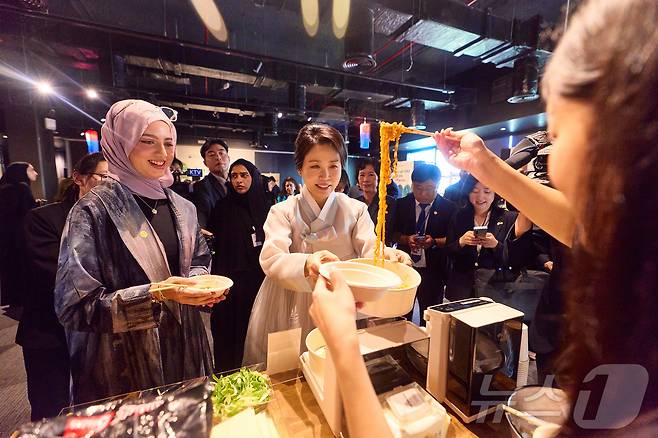 김혜경 여사가 19일(현지시간) 아부다비 주UAE한국문화원에서 열린 할랄 K-푸드 홍보행사에서 상품을 살펴보고 있다. (대통령실 제공. 재판매 및 DB 금지) 2025.11.23/뉴스1 ⓒ News1 이재명 기자