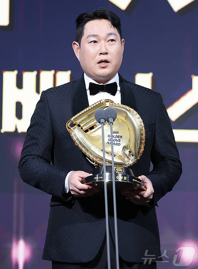 9일 오후 서울 송파구 롯데호텔 월드에서 열린 프로야구 2025 신한 SOL뱅크 골든글러브 시상식에서 포수 부문 골든글러브를 수상한 두산 양의지가 수상 소감을 말하고 있다. 2025.12.9/뉴스1 ⓒ News1 김진환 기자