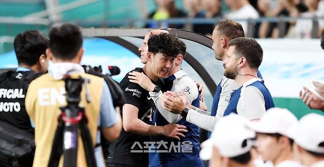 토트넘 손흥민이 지난 8월3일 서울 월드컵경기장에서 열린 2025 쿠팡플레이 시리즈 뉴캐슬과 경기에서 교체되어 나오며 코칭스태프와 인사를 하고 있다.  최승섭기자 thunder@sportsseoul.com