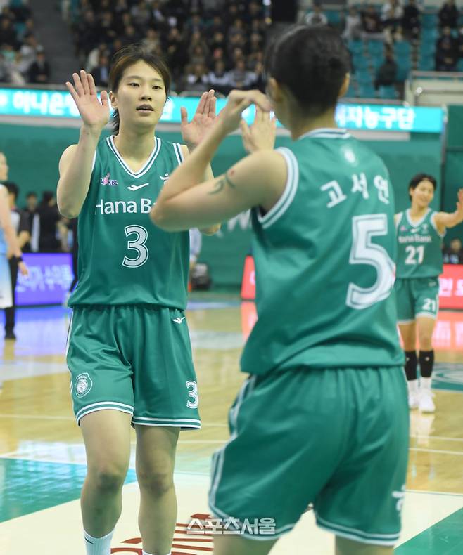 하나은행 고서연이 8일 부천체육관에서 열린 2025~2026 여자프로농구 신한은행과 경기에서 슛을 성공시킨 후 정현과 하이파이브를 하고 있다. 부천 | 최승섭기자 thunder@sportsseoul.com