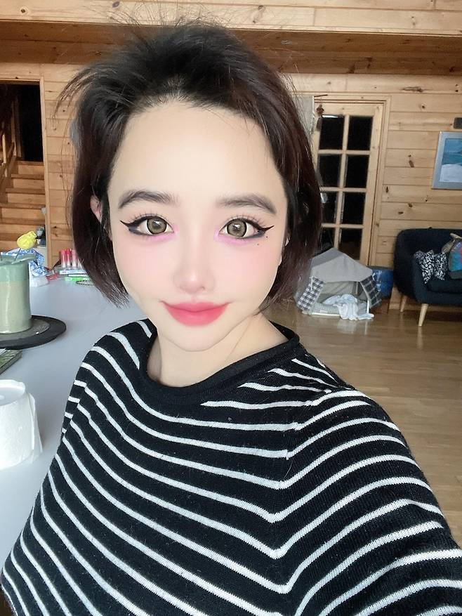 ‘활동 중단’ 박봄, SNS로 근황 공개... 다시 짙어진 아이라인에 화사한 미소_1.jpg