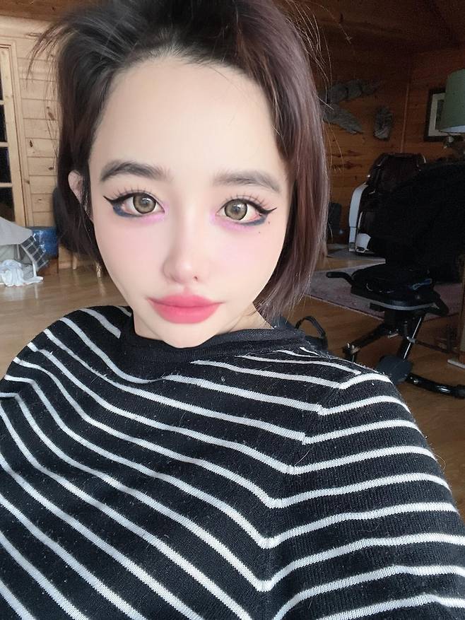 ‘활동 중단’ 박봄, SNS로 근황 공개... 다시 짙어진 아이라인에 화사한 미소_2.jpg