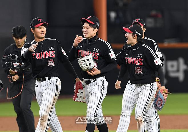 LG 주장 박해민(가운데)이 30일 대전 한화생명볼파크에서 열린 2025 KBO리그 한화와의 한국시리즈 4차전에서 7-4 역전승을 거둔 뒤 눈물을 훔치고 있다. LG는 시리즈 3승을 거두며 우승에 1승만을 남겨두게 되었다. 2025. 10. 30.  대전 | 박진업 기자 upandup@sportsseoul.com