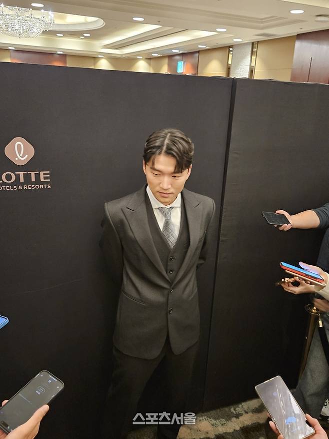 LG 박해민이 9일 서울 송파구 롯데호텔월드에서 열린 2025 KBO 골든글러브 시상식에 참석해 취재진 인터뷰에 응하고 있다. 롯데호텔월드 | 강윤식 기자 skywalker@sportsseoul.com