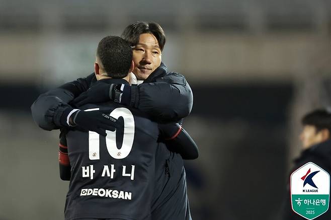 부천FC 바사니와 이영민 감독이 5일 부천종합운동장에서 치러진 수원FC와의 하나은행 K리그 2025 승강 플레이오프 1차전에서 포옹하고 있다. /사진=한국프로축구연맹