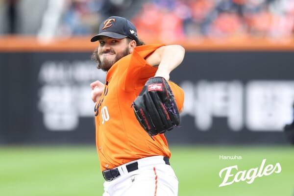 8일 오후 2시 대전 한화생명볼파크에서 2025 신한 SOL뱅크 한국야구위원회(KBO) 포스트시즌(PS) 플레이오프(PO·5전3선승제) 1차전에서 난조를 보인 한화 이글스 투수 코디 폰세. /사진=한화 이글스