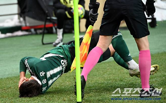 6일 서울월드컵경기장에서 열린 2025 하나은행 코리아컵 결승, 전북 현대와 광주FC의 경기. 전북 이승우가광주 조성권에 밀려 넘어지고 있다. 상암=허상욱 기자wook@sportschosun.com/2025.12.06/