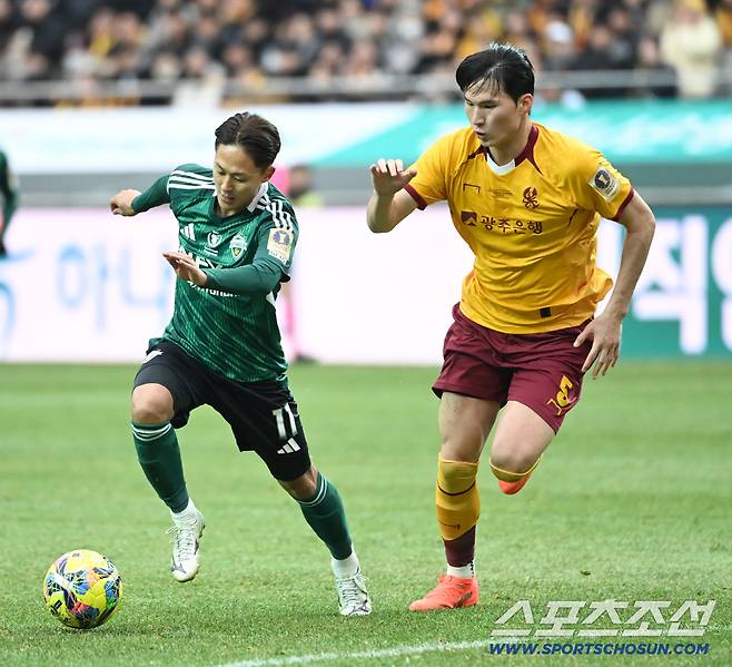 6일 서울월드컵경기장에서 열린 2025 하나은행 코리아컵 결승, 전북 현대와 광주FC의 경기. 전북 이승우가 돌파를 시도하고 있다. 상암=허상욱 기자wook@sportschosun.com/2025.12.06/