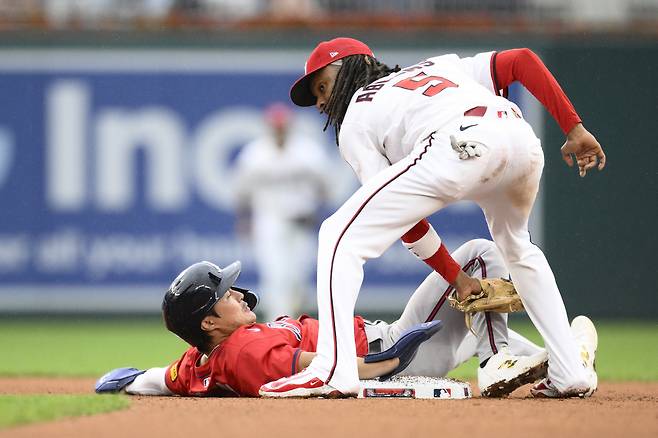 지난 9월 17일(한국시각) 워싱턴 내셔널스와 애틀랜타 브레이브스의 더블헤더 제1경기. 워싱턴 유격수 CJ 에이브람스가 견제에 걸린 애틀랜타 2루주자 김하성에게 태그를 시도하고 있다. AP연합뉴스