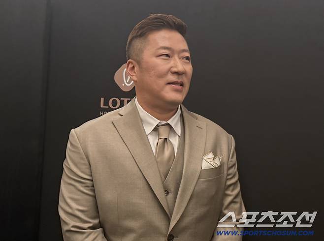 골든글러브 시상식 전  인터뷰하는 최형우. 사진=나유리 기자