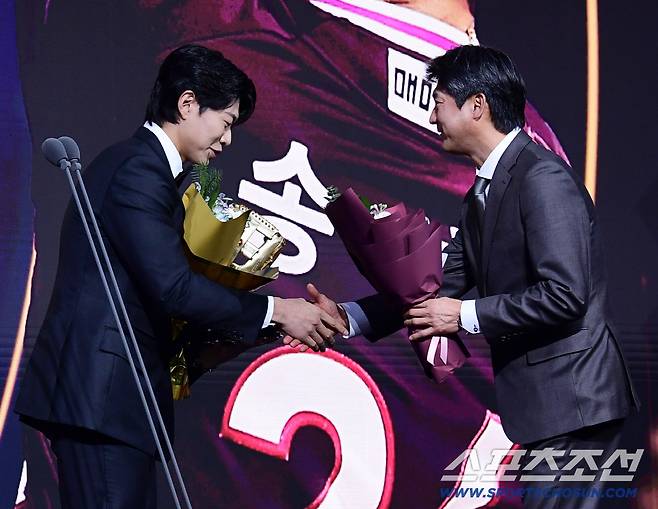 9일 서울 롯데호텔월드에서 KBO 골든글러브 시상식이 열렸다. 키움 송성문이 3루수 부문 골든글러브를 수상했다. 설종진 감독의 축하를 받고 있는 송성문. 잠실=송정헌 기자songs@sportschosun.com/2025.12.09/