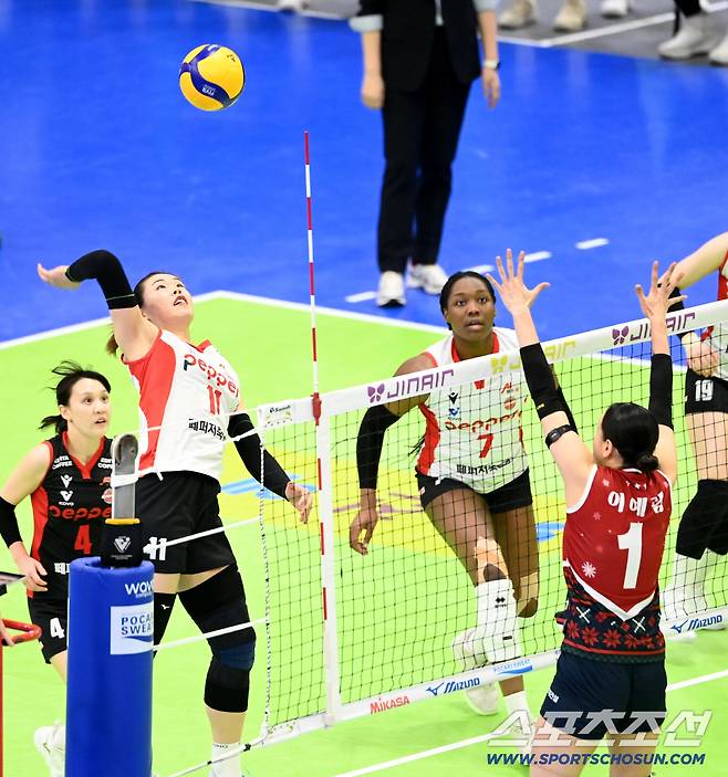 9일 수원체육관에서 열린 V리그 여자부 현대건설과 페퍼저축은행의 경기. 페퍼저축은행 시마무라가 공격을 시도하고 있다. 수원=허상욱 기자wook@sportschosun.com/2025.12.09/