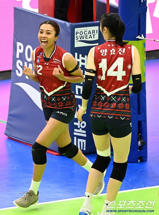 9일 수원체육관에서 열린 V리그 여자부 현대건설과 페퍼저축은행의 경기. 현대건설 자스티스가 페퍼저축은행 조이의 공격을 막아내고 환호하고 있다. 수원=허상욱 기자wook@sportschosun.com/2025.12.09/