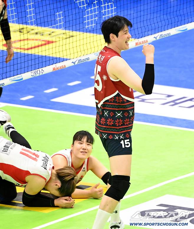 9일 수원체육관에서 열린 V리그 여자부 현대건설과 페퍼저축은행의 경기. 현대건설 김희진이 페퍼저축은행이한비의 공격을 막아낸 후 환호하고 있다. 수원=허상욱 기자wook@sportschosun.com/2025.12.09/