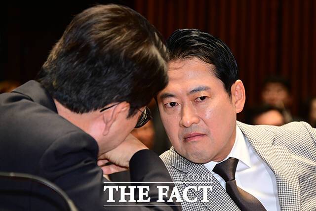 국민의힘이 박스권에 갇힌 지지율과 지도부의 강경 노선으로 혼란에 빠졌다. 사진은 장동혁 국민의힘 대표가 8일 오전 서울 여의도 국회에서 열린 의원총회 및 이재명 정권 독재악법 국민고발회에 참석해 신동욱 최고위원과 대화하고 있는 모습. /남윤호 기자