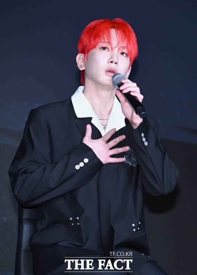 개그우먼 박나래에게 불법 의료 시술을 해준 것으로 의심받는 '주사이모' A씨가 그룹 샤이니 키와도 오랫동안 알고 지냈다는 의혹이 제기됐다. 사진은 키가 8월 서울 광진구 풀만 앰배서더 서울 이스트폴 브로드웨이에서 열린 세 번째 정규앨범 'HUNTER' 발매 기념 기자 간담회 참석해 취재진의 질문에 답변하고 있는 모습이다./장윤석 기자