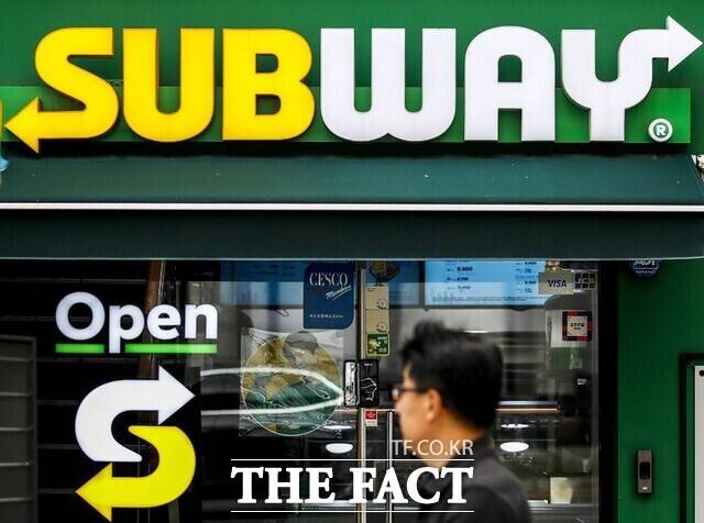 써브웨이가 굿즈 접시에서 '카드뮴'이 검출되자 판매를 중단하고 회수 조치 중이다. /뉴시스