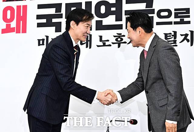 조국 조국혁신당 대표가 지난 1일 오전 서울 여의도 국회에서 장동혁 국민의힘 대표를 예방하며 기념사진 촬영을 하고 있다. /국회=배정한 기자