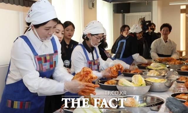 영부인 김혜경 여사가 9일 서울 종로구 북촌 한식문화공간 이음에서 열린 주한대사 배우자 초청 김장 행사에서 김치를 담그고 있다. /뉴시스