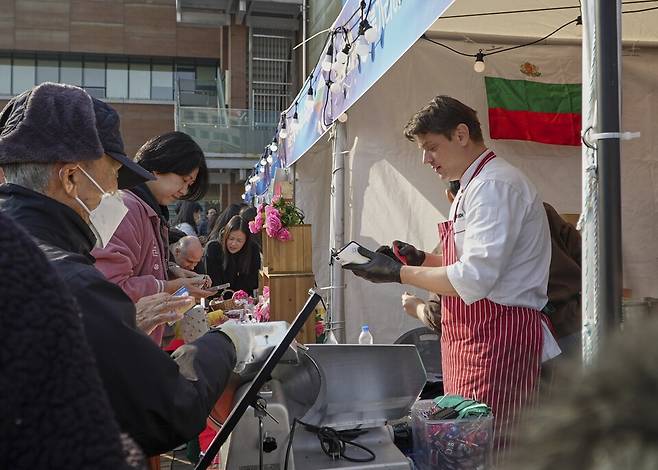 유럽의 별미를 맛볼 수 있는 부스에는 관람객의 발길이 끊어지지 않았다. 성북구청 제공