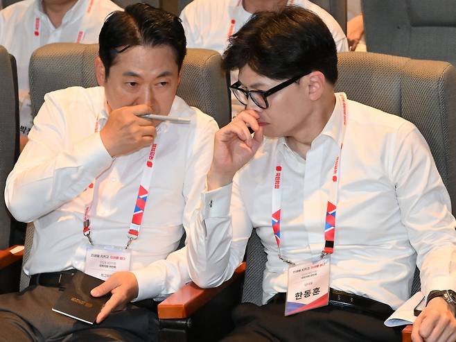 국민의힘 한동훈 대표가 지난해 인천 중구 인천국제공항공사 인재개발원에서 열린 국회의원 연찬회에 참석해 장동혁 최고위원과 대화하고 있다. /이덕훈 기자
