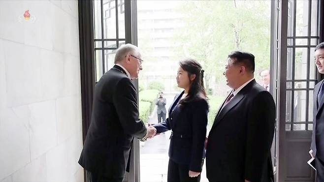 지난 5월에는 김정은이 러시아의 제2차 세계대전 승리 기념일(전승절) 80주년을 맞아 대사관을 방문했을 때 김주애와 마체고라 대사가 인사를 나누고 있다. /조선중앙통신 뉴시스