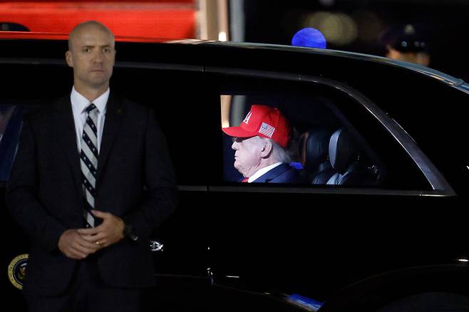 지난 10월 19일 미국 플로리다주 팜비치 마라라고 리조트를 찾은 도널드 트럼프 미국 대통령이 리무진 '비스트'를 타고 이동하고 있다. /연합뉴스