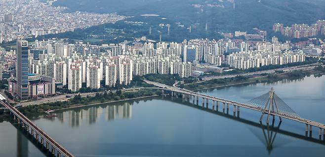 서울 송파구 롯데월드타워에서 바라본 한강변 아파트 단지. /뉴스1