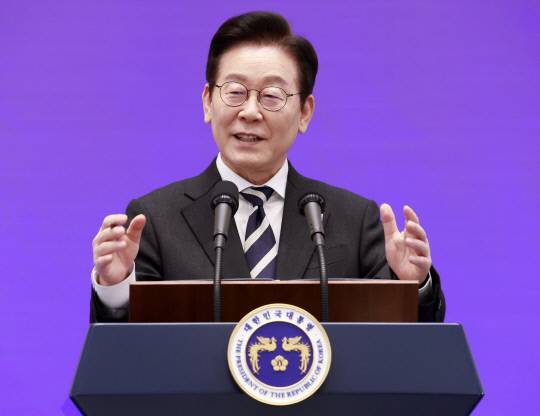 이재명 대통령이 3일 청와대 영빈관에서 열린 '새롭게 선 민주주의, 그 1년' 외신 기자회견에서 취재진 질문에 답하고 있다. 연합뉴스