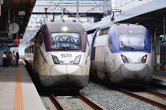 경북 포항역 플랫폼에 수서행 SRT고속열차와 KTX고속열차가 출발을 기다리고 있다. 뉴스1