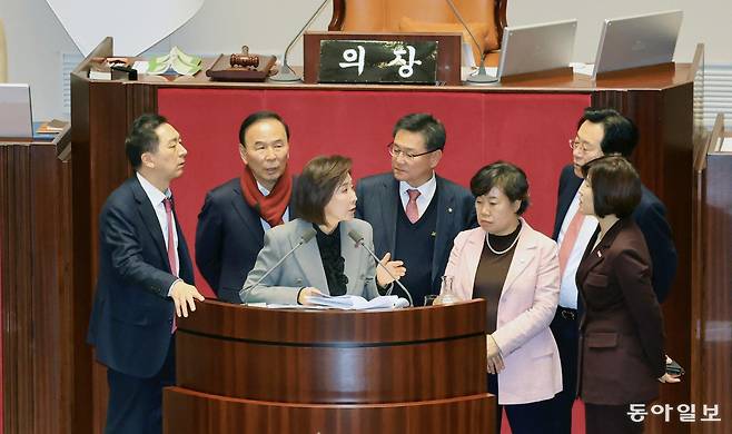 우원식 국회의장이 9일 여의도 국회에서 열린 본회의에서 나경원 국민의힘 의원의 필리버스터가 의제와는 상관없이 진행되자 본회의를 정회시켰다. 이후 국민의힘 의원들은 의장실에 항의 방문을 하였다. 장승윤 기자 tomato99@donga.com