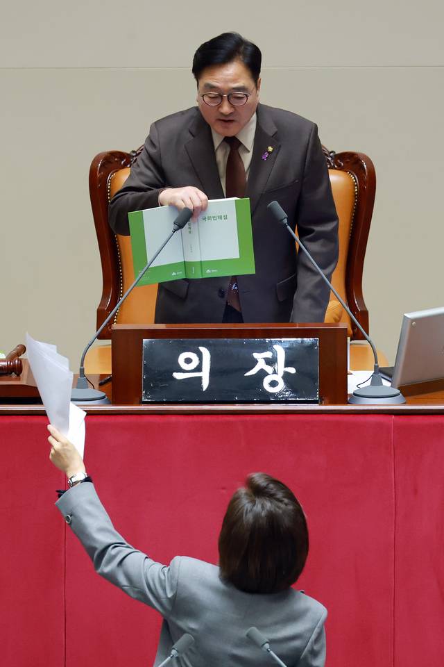 9일 국회 본회의에서 나경원 국민의힘 의원이 가맹사업거래의 공정화에 관한 법률 일부개정법률안에 대해 무제한 토론을 하는 도중 우원식 국회의장이 의제와 관련 없는 토론을 한다며 마이크를 꺼버리자 나 의원이 항의하고 있다.<연합뉴스 사진>