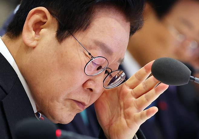 자료 보는 이재명 대통령     (서울=연합뉴스) 김도훈 기자 = 이재명 대통령이 9일 서울 용산 대통령실에서 열린 국무회의에서 자료를 보고 있다. 2025.12.9     superdoo82@yna.co.kr (끝)