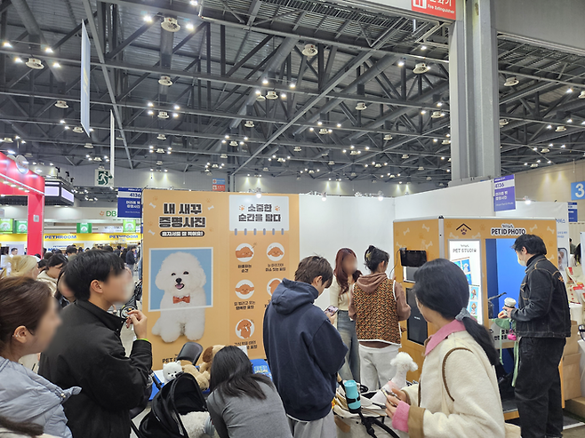 지난달 개최된 '메가주 일산'에서 미라트 스튜디오가 선보인 '반려동물 전용 증명사진 서비스' 전시 부스 전경. 미러로이드 제공