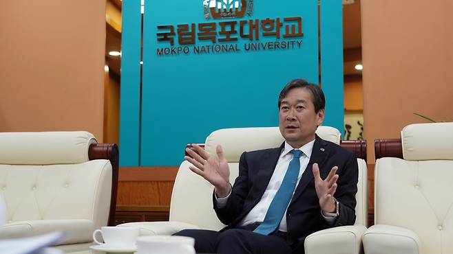 전자신문과 인터뷰하는 송하철 국립목포대 총장.