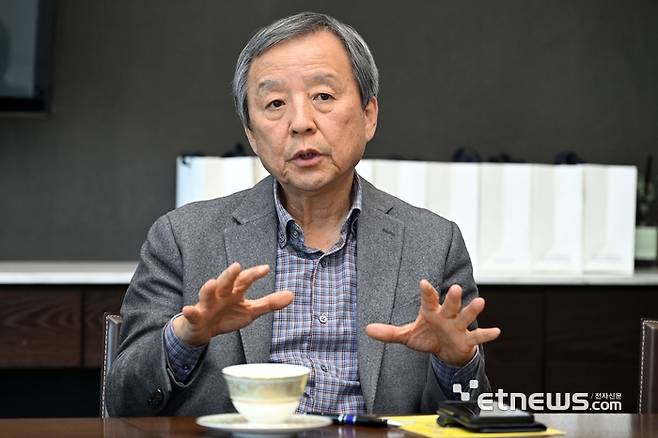 '제13회 국제 e모빌리티 엑스포 성공개최를 위한 공동조직위원장 대담 토론회'가 3일 서울 여의도 FKI타워에서 열렸다. 김대환 세계전기차협의회장이 발언하고 있다. 김민수기자 mskim@etnews.com