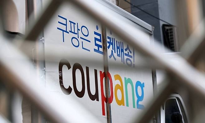 쿠팡에서 3370만개 계정의 고객 정보가 유출되는 초유의 보안 사고가 일어난 지 일주일이 지났지만 정확한 피해 규모는 아직 파악되지 않고 있다. 사진은 7일 서울 시내 쿠팡 배송차량 모습. 연합뉴스