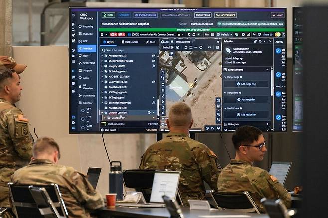 지난달 19일(현지시각) 이스라엘 남부 키리야트 갓에 있는 미군 주도의 민군조정센터에서 미군들이 모니터를 보고 있다. AFP 연합뉴스