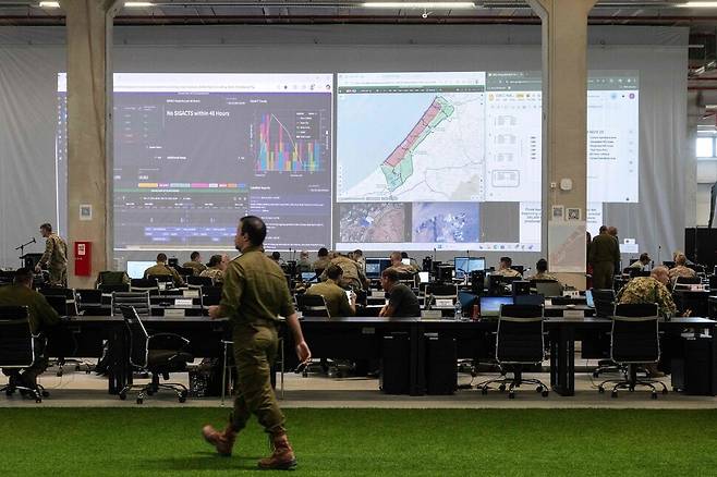 지난달 19일(현지시각) 이스라엘 키리야트 갓에 있는 민군조정센터에서 관계자들이 가자지구 상황을 살피고 있다. AFP 연합뉴스