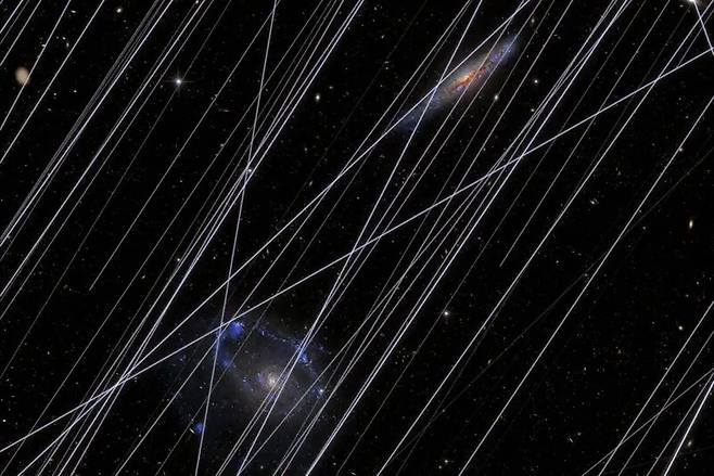 위성 줄무늬에 오염된 미래의 우주망원경 관측 사진을 묘사한 그림. 미국항공우주국 제공