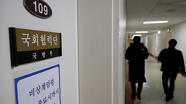 검찰이 12·3 내란사태와 관련해 국방부 국회협력단 사무실 등을 압수수색한 지난 2월18일 국회 본청 국방부 국회협력단 사무실 문이 닫혀 있다. 출입문에는 ‘비상계엄령 수사 종료 시까지 출입을 금함’이라는 국회 사무총장 명의의 경고문이 붙어 있다. 연합뉴스